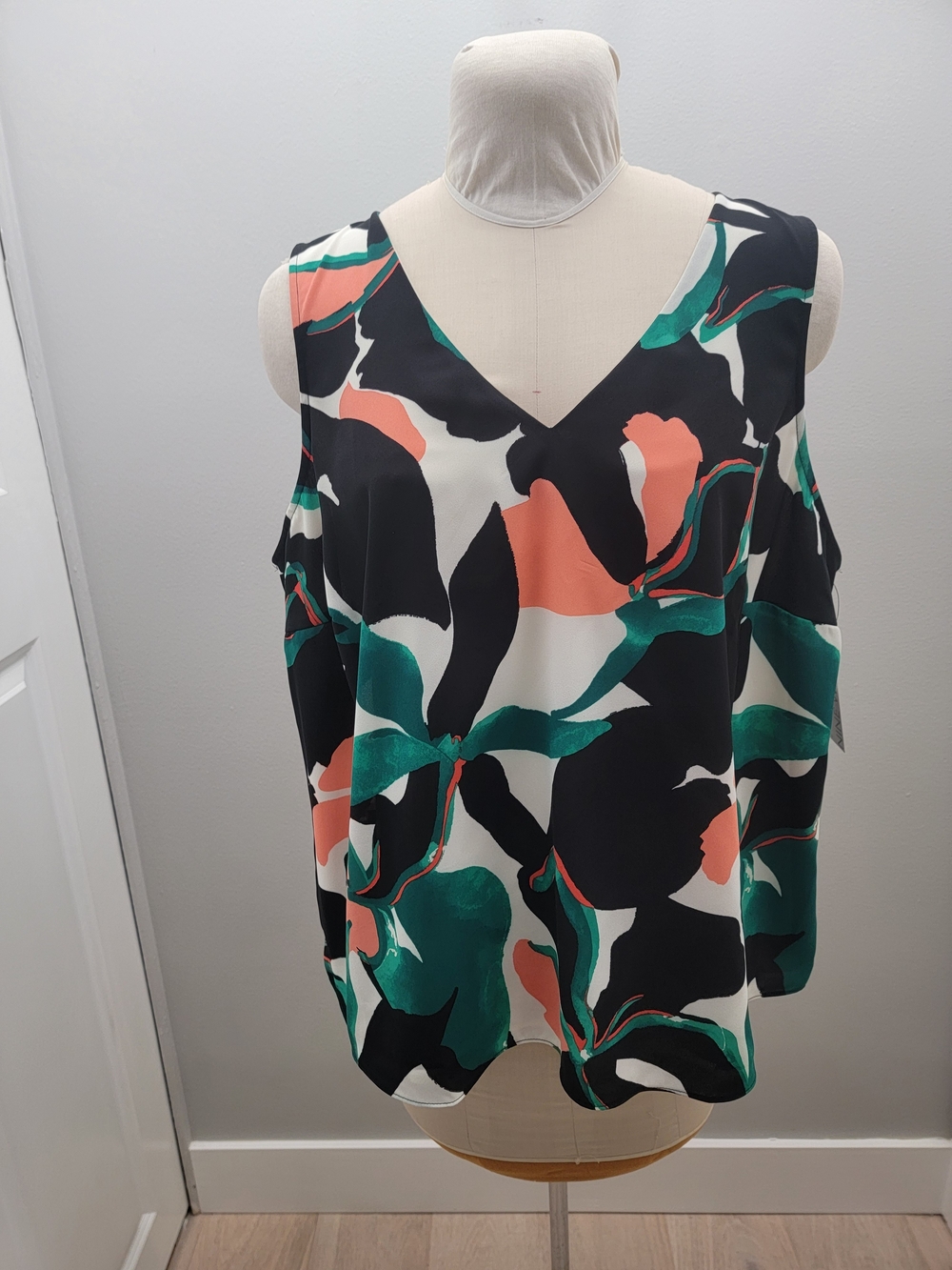 Nine West Multicolor V-Neck Sleeveless Camisole in Black, Green & Coral